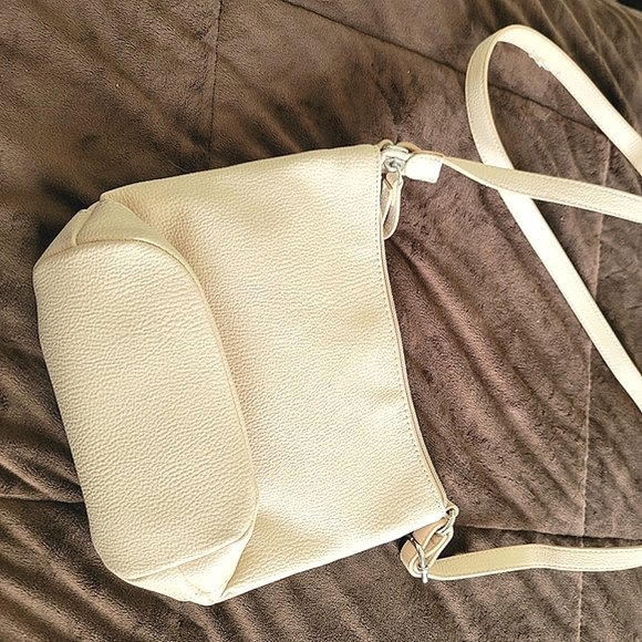 Tommy Hilfiger Women's Crossbody Bucket Bag - Picture 2 of 14